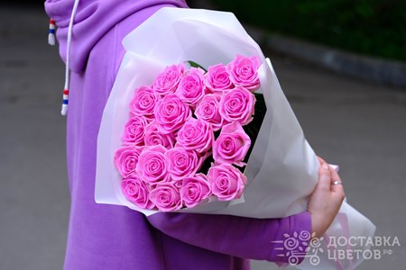 Букет из 19 розовых роз в пленке "Аква"